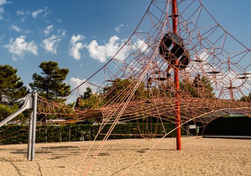 Pyramide de cordes au camping Mer et Soleil d'Oléron